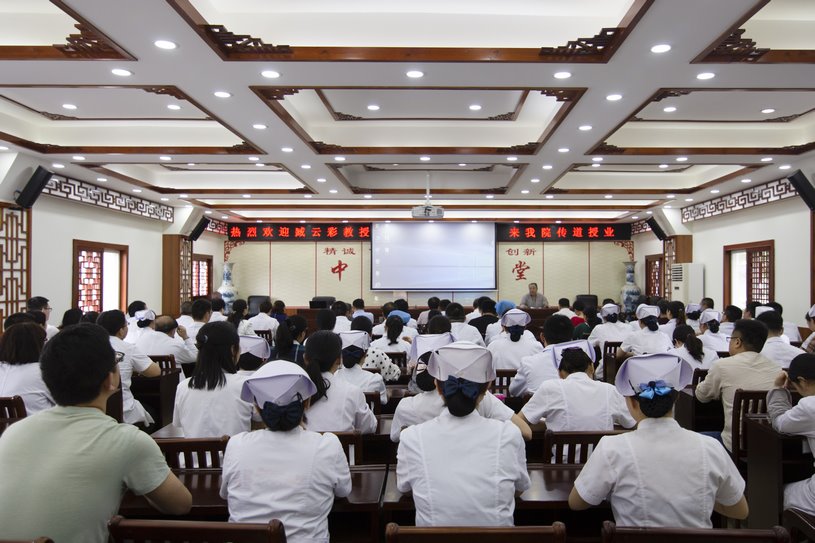 信陽市中醫(yī)院舉辦“如何學習經(jīng)典和運用經(jīng)典”專題講座