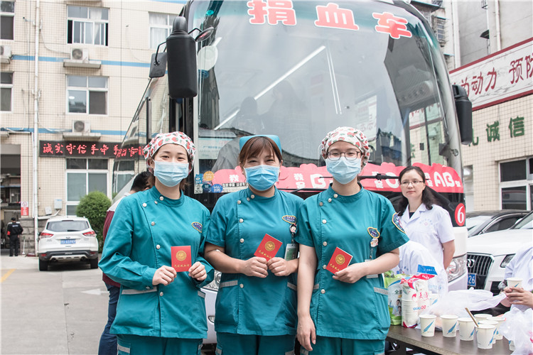 獻出熱血，共享生命——信陽市中醫(yī)院組織開展無償獻血活動