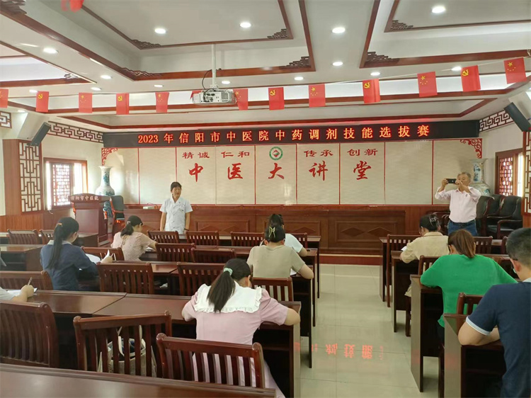 鑒藥材、調(diào)中藥，信陽(yáng)市中醫(yī)院錘煉藥師服務(wù)技能